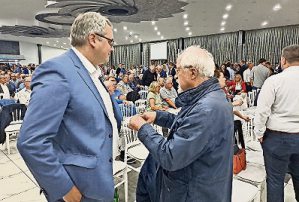 Maro Prietz im blauen Jackett spricht mit Albert Rathjen in einer dunkelblauen Jacke